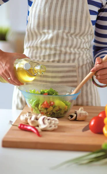 Mujer joven mezclando ensalada fresca —  Fotos de Stock