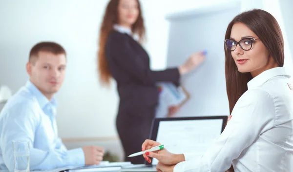 Gente de negocios sentada y discutiendo en la reunión de negocios, en la oficina — Foto de Stock