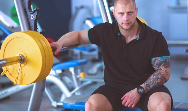 Equipo de entrenamiento en gimnasio deportivo — Foto de Stock