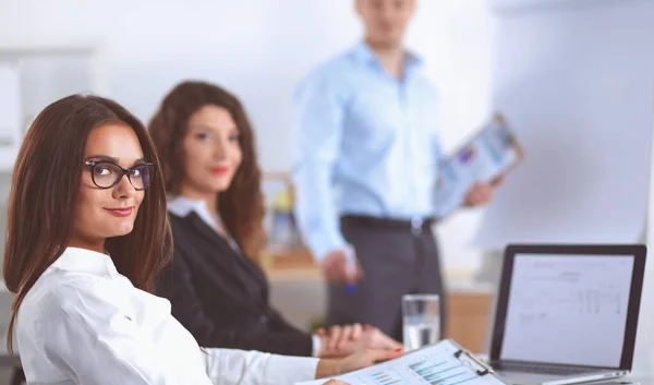 Gente de negocios sentada y discutiendo en la reunión, en la oficina — Foto de Stock