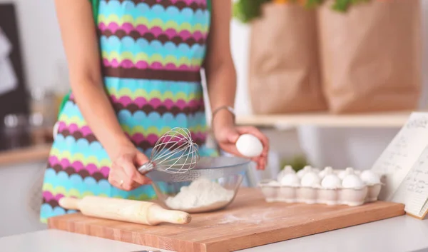 Vrouw bakt taarten in de keuken. — Stockfoto