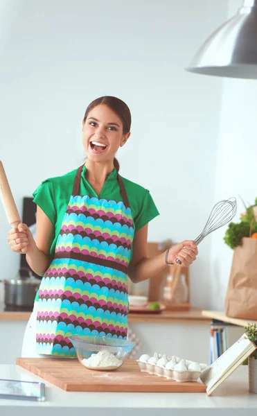 制作健康食品站在厨房里微笑的女人 — 图库照片