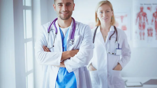 Retrato de médicos jóvenes y seguros de sí mismos en consultorio médico — Foto de Stock