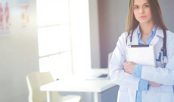 Médico femenino usando tableta en el vestíbulo del hospital — Foto de Stock