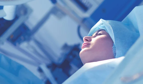 Chirurg bei der Arbeit im OP — Stockfoto