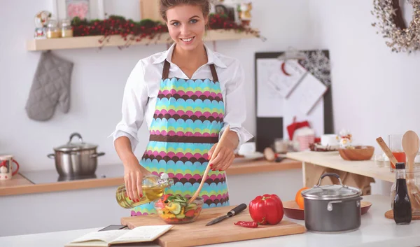 Mujer joven sonriente mezclando ensalada fresca —  Fotos de Stock