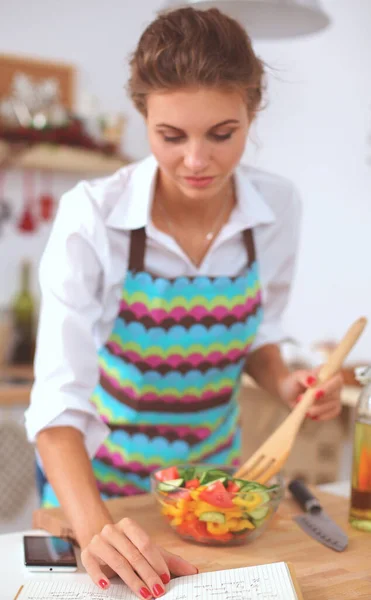 Молодая женщина смешивает свежий салат — стоковое фото