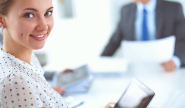 Tıp grubunun önünde çekici bir kadın doktor.