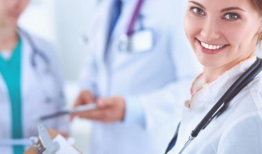 Tıp grubunun önünde çekici bir kadın doktor.