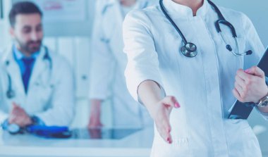 El sıkışma veren genç güzel kadın doktor portresi