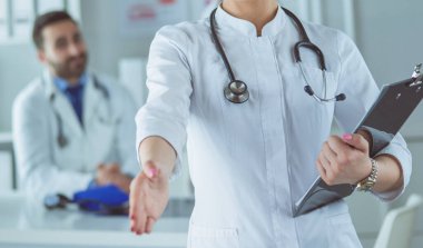 El sıkışma veren genç güzel kadın doktor portresi