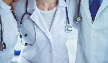 Birçok mutlu doktor motivasyon için el ele tutuşur.