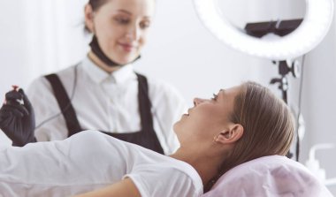 Mikroplu kaşlar güzellik salonunda akıyor..