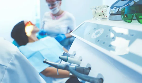 Detailní pohled na sadu zubařských nástrojů v moderní stomatologické ordinaci — Stock fotografie