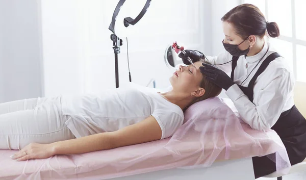 Mikrobleyding flujo de trabajo de cejas en un salón de belleza — Foto de Stock