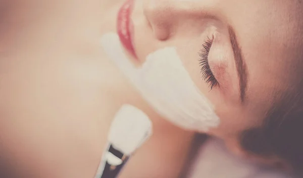 Aplicación mascarilla facial Spa. Spa belleza máscara facial orgánica aplicación en el salón de spa de día —  Fotos de Stock
