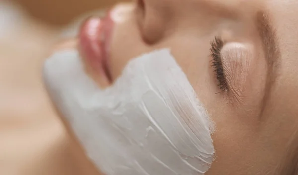 Spa application de masque facial. Beauté spa masque facial bio application au salon de spa de jour. — Photo