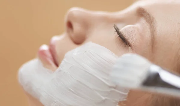 Aplicação de máscara facial Spa. Spa beleza orgânica aplicação máscara facial no dia salão de spa. — Fotografia de Stock