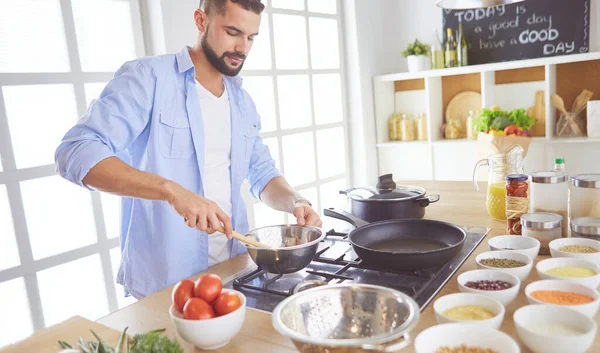 Homem preparando comida deliciosa e saudável na cozinha da casa — Fotografia de Stock