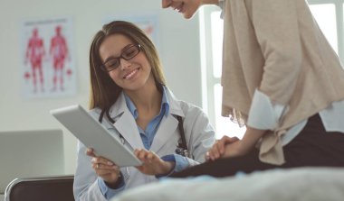 Doktor ve hasta masada otururken bir şey tartışıyorlar. İlaç ve sağlık hizmetleri kavramı