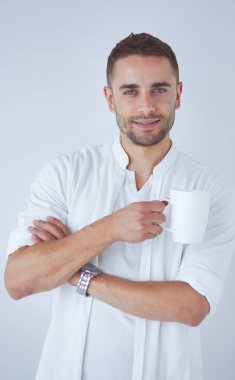 Genç iş adamı beyaz arka planda tek başına duruyor..