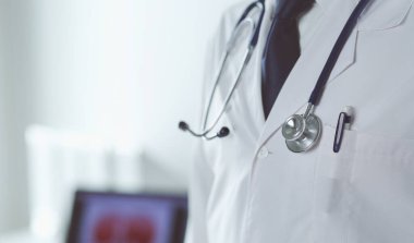 Yakışıklı doktor genç bayan hastayla konuşuyor ve...