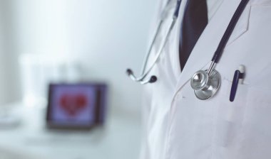 Yakışıklı doktor genç bayan hastayla konuşuyor ve...