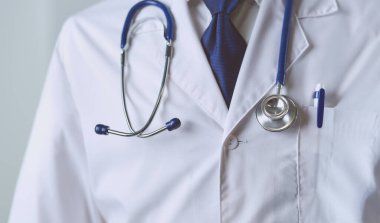 Yakışıklı doktor genç bayan hastayla konuşuyor ve...