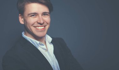 Stüdyo moda portresi genç adam, siyah arka planda izole.