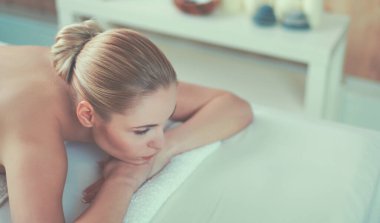 Güzel genç bir kadın masaj yaptırıyor, kuaförde yatıyor.