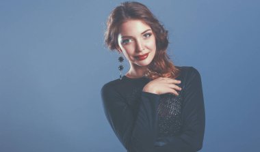 Siyah elbiseli, akşam makyajlı güzel bir kadın.