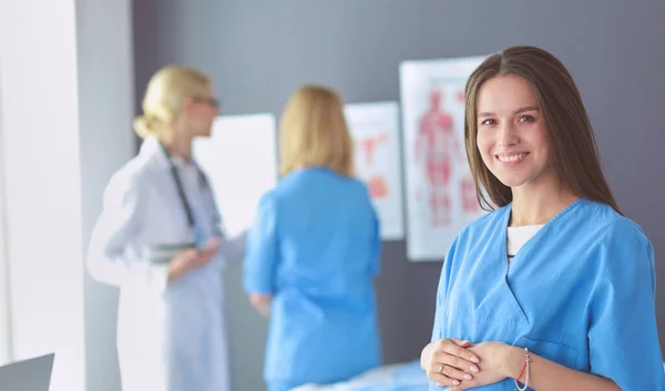 Beautiful smiling pregnant woman with the doctor at hospital — Stock Photo, Image