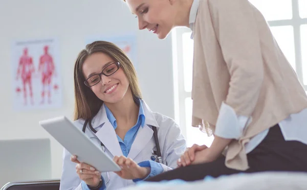 Dokter en patiënt bespreken iets terwijl ze aan tafel zitten. Begrip "geneeskunde en gezondheidszorg" — Stockfoto