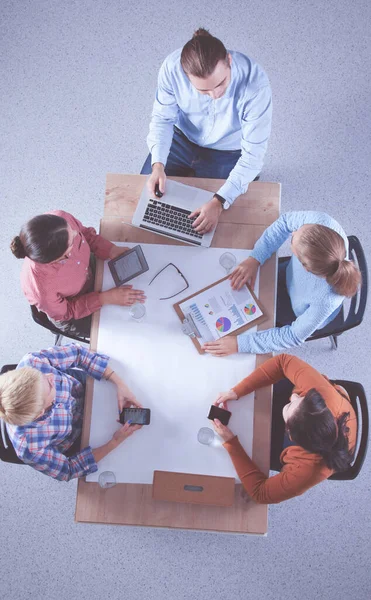 Ovanifrån i business-team som diskuterar nya idéer — Stockfoto