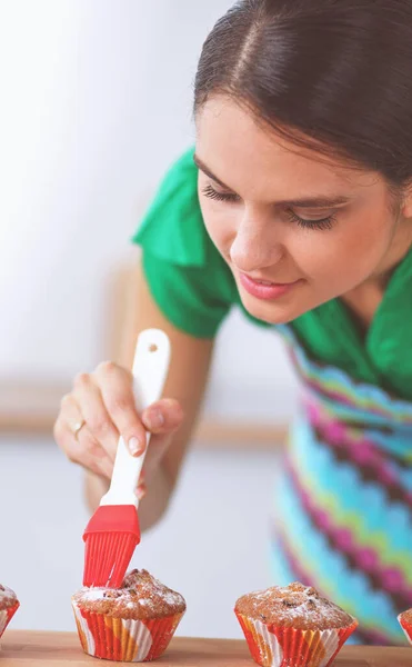 Mujer está haciendo pasteles en la cocina — Foto de Stock