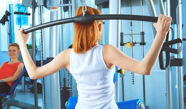 Giovane donna che fa esercizi di fitness con espansore — Foto Stock
