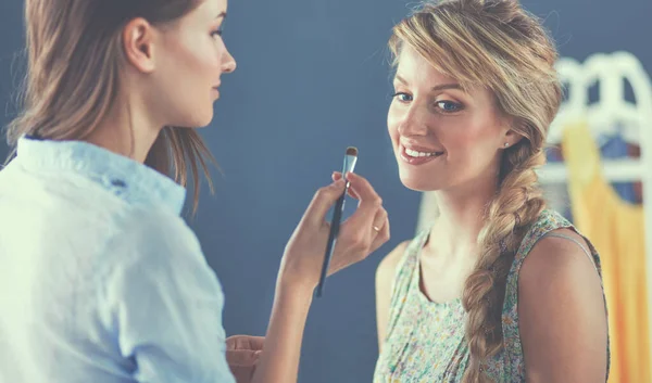 Konstnär gör professionell make up av kvinna — Stockfoto