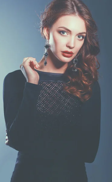 Hermosa mujer con maquillaje de noche en vestido negro — Foto de Stock