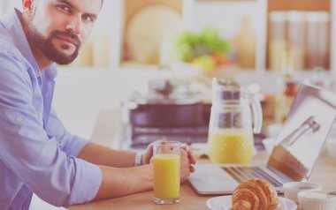 Adam ev mutfağında lezzetli ve sağlıklı yemekler hazırlıyor.