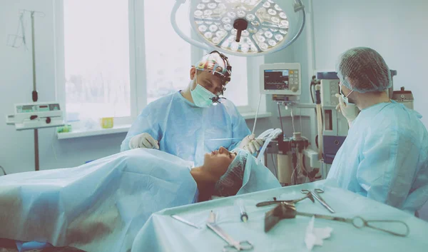 Man surgeon at work in operating room — Stock Photo, Image