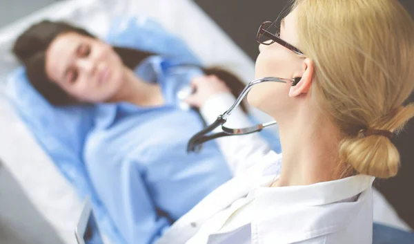 Dokter en patiënt bespreken iets terwijl ze aan tafel zitten. Begrip "geneeskunde en gezondheidszorg" — Stockfoto