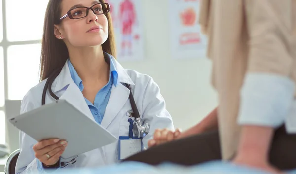 Médico e paciente discutindo algo enquanto se senta na mesa. Conceito de medicina e cuidados de saúde — Fotografia de Stock