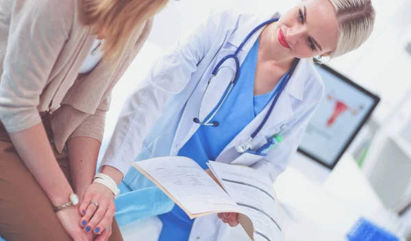 Médico e paciente discutindo algo enquanto se senta na mesa. Conceito de medicina e cuidados de saúde. Médico e paciente — Fotografia de Stock