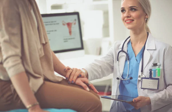 Dokter en patiënt bespreken iets terwijl ze aan tafel zitten. Begrip "geneeskunde en gezondheidszorg" — Stockfoto