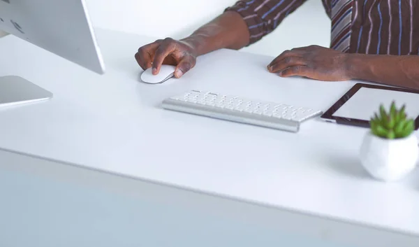 Stilig Afro amerikansk affärsman i klassisk kostym är att använda en laptop och leende medan arbetande i kontor — Stockfoto