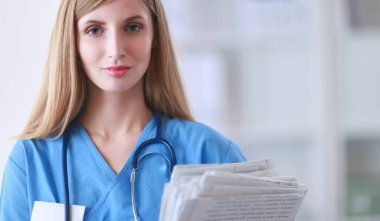 Mutlu doktor kadın pencerenin yanında duruyor.