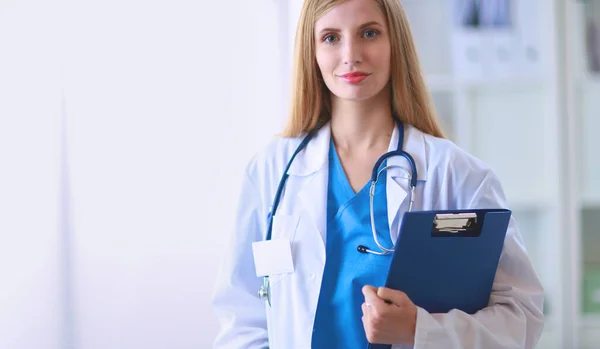 Portret Kobiety Lekarza Stetoskopem Korytarzu Szpitalnym Trzymającej Folder — Zdjęcie stockowe