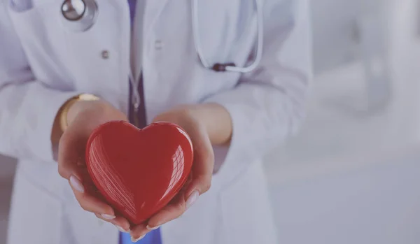 Doctora Con Estetoscopio Sosteniendo Corazón Sobre Fondo Claro — Foto de Stock