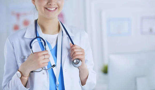 Porträtt Ung Kvinna Läkare Med Vit Rock Stående Sjukhus — Stockfoto