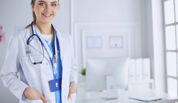 病院に立つ白衣を着た若い女性医師の肖像 — ストック写真